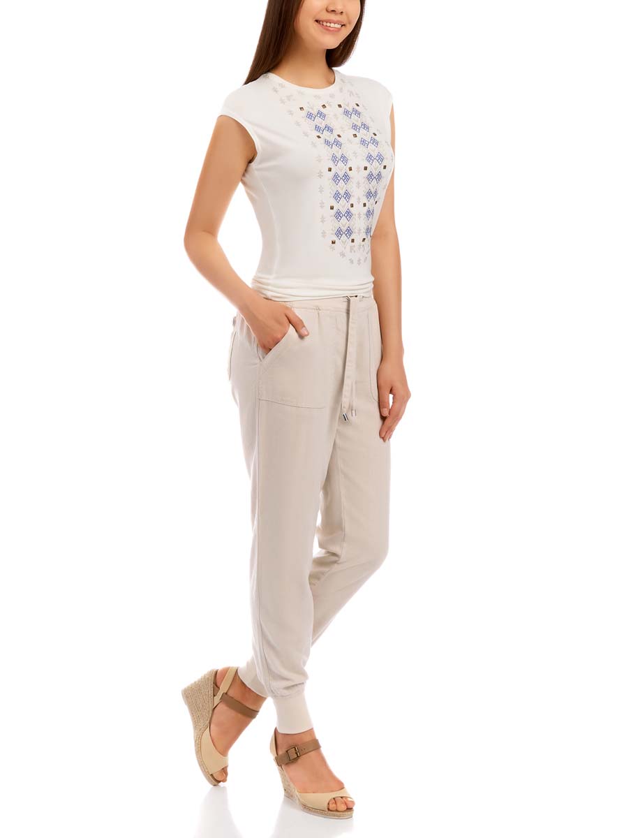 Брюки21711005/16009/3300N Брюки21711005/16009/3300NЖенские брюки oodji Collection выполнены из высококачественного материала. Модель дополнена широкими эластичными резинками на поясе и по низу брючин. Объем талии регулируется с внешней стороны при помощи шнурка-кулиски. Спереди имеются два втачных кармана, сзади - два накладных.