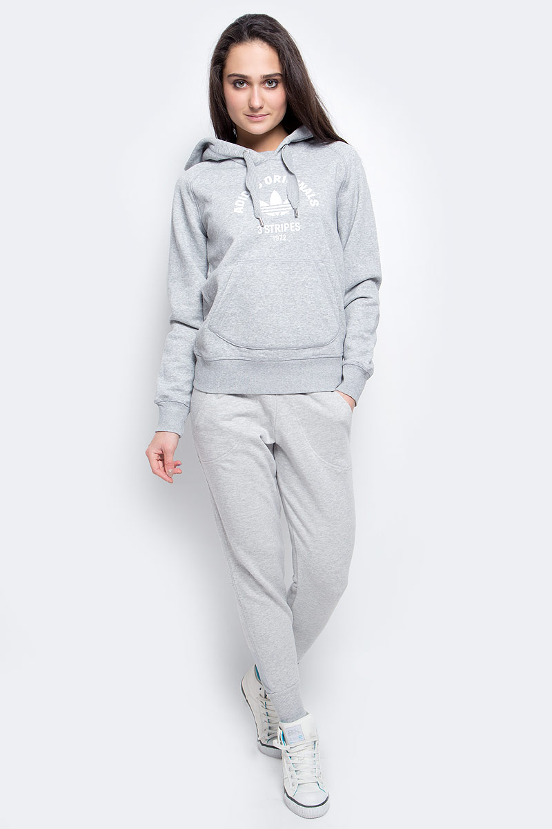 ТолстовкаAY6629 ТолстовкаAY6629Женская толстовка Adidas Hoodie из меланжевой ткани с текстурой, напоминающей помехи на экранах старых телевизоров в 80-е. Прорезиненная надпись ADIDAS ORIGINALS, расположенная полукругом на груди. Модель приталенного кроя с карманом-кенгуру выполнен из мягкого флиса. Капюшон на регулируемых завязках-шнурках Рифленые манжеты и нижний край.
