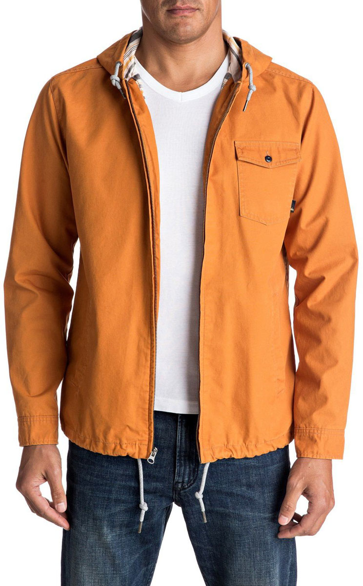 КурткаEQYJK03287-BQK0 КурткаEQYJK03287-BQK0Мужская куртка для Quiksilver выполнена из качественного хлопка. Модель с длинными рукавами и капюшоном застегивается на застежку-молнию. Изделие дополнено карманами.