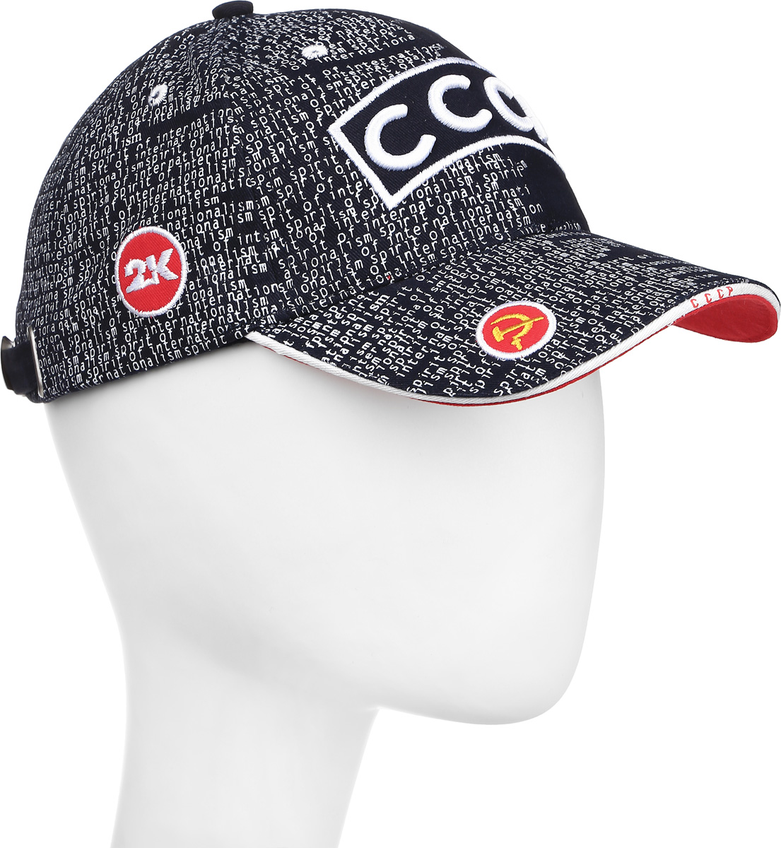 Бейсболка124226_navy/white/red Бейсболка124226_navy/white/redБейсболка 2K Sport Retro выполнена из натурального хлопка и имеет классическую панельную конструкцию. Модель с плотным козырьком оформлена объемными вышивками с символикой СССР и оригинальным принтом с надписями. Бейсболка имеет небольшие отверстия, обеспечивающие дополнительную вентиляцию. Объем бейсболки регулируется при помощи хлястика с металлической застежкой-фиксатором, оформленной гравировкой.