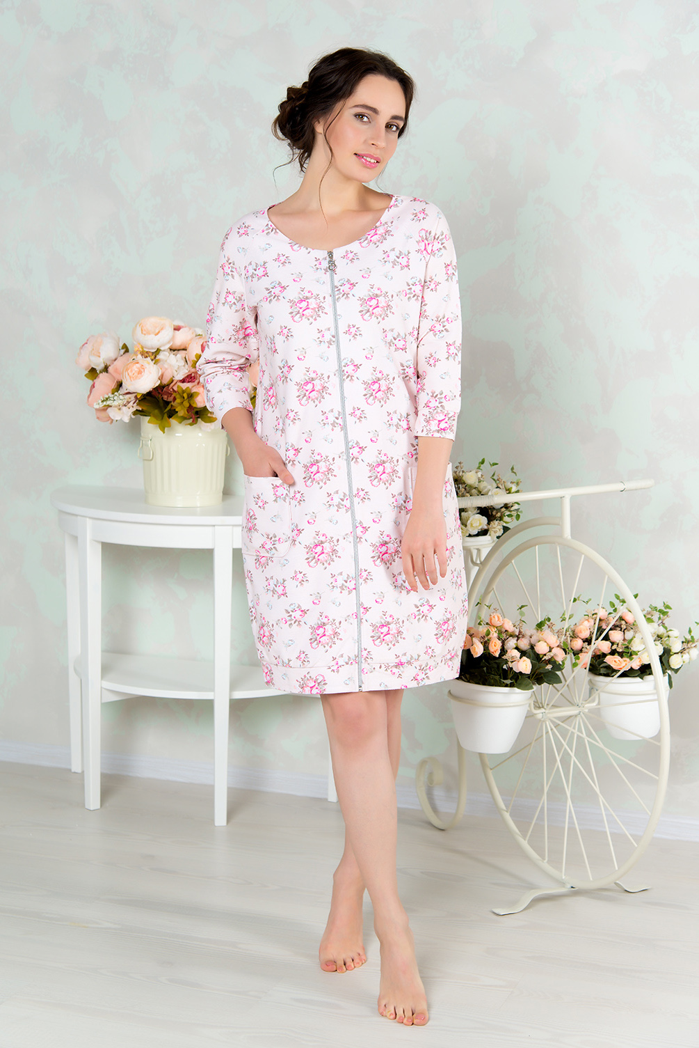 ХалатAW16-MCUZ-848 ХалатAW16-MCUZ-848Женский халат Mia Cara изготовлен из высококачественного хлопка. Модель длины миди выполнена с застежкой-молнией. По бокам изделие дополнено двумя накладными карманами.