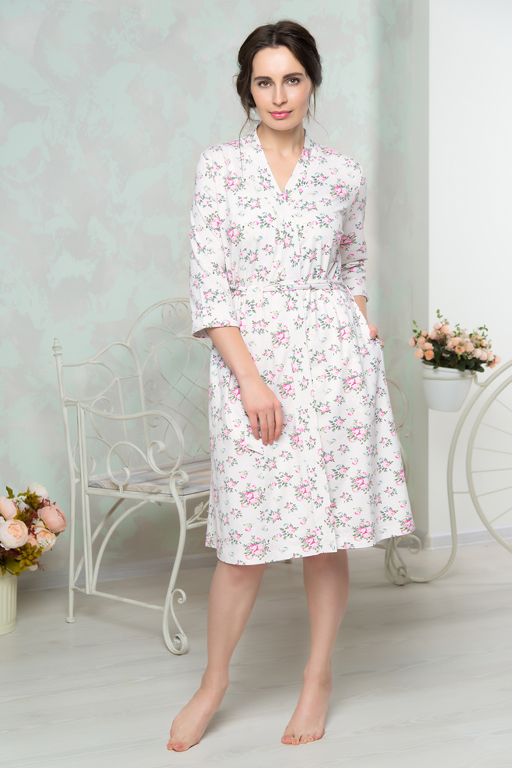 ХалатAW16-MCUZ-850 ХалатAW16-MCUZ-850Женский халат Mia Cara изготовлен из высококачественного хлопка с добавлением элатана. Модель длины миди выполнена с поясом. Изделие оформлено цветочным принтом.