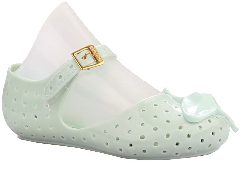 Туфли23005-28 Туфли23005-28Туфли для девочки от Vitacci выполнены из силикона и дополнены перфорацией. Мыс модели оформлен декоративным элементом. Ремешок с пряжкой надежно зафиксирует модель на ноге. Подошва из резины дополнена рифлением.