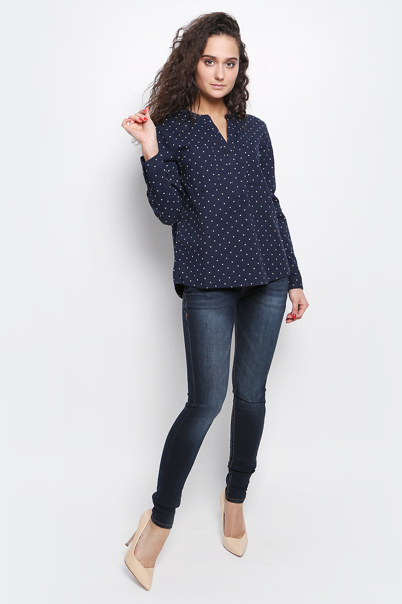 Блузка2033032.00.71_8005 Блузка2033032.00.71_8005Женская блуза Tom Tailor Denim с длинными рукавами и V-образным вырезом горловины выполнена из натурального хлопка. Блузка имеет свободный удлиненный крой, дополнена двумя нагрудными карманами. Манжеты рукавов застегиваются на пуговицы. Модель оформлена контрастным принтом в горох.