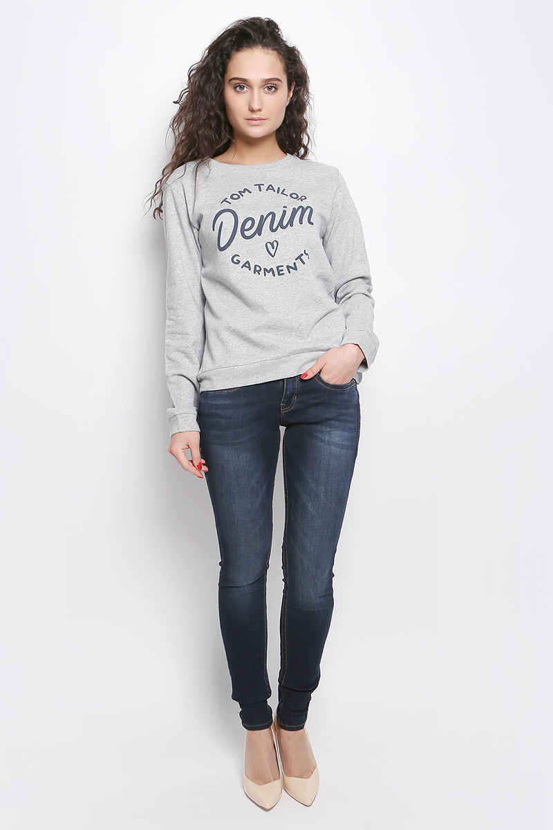 Свитшот2530855.09.71_2707 Свитшот2530855.09.71_2707Женский свитшот Tom Tailor Denim с длинными рукавами и круглым вырезом горловины имеет свободный крой. Свитшот изготовлен из натурального хлопка с добавлением вискозы. Изнаночная сторона свитшота отделана мелкими петельками. Модель украшена принтом с надписью Tom Tailor Denim Garments.