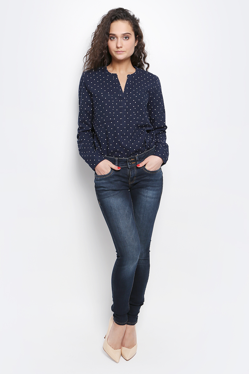 Джинсы6205350.09.71_1053 Джинсы6205350.09.71_1053Женские джинсы Tom Tailor Denim Jona выполнены из высококачественного эластичного хлопка. Джинсы-скинни заниженной посадки застегиваются на две пуговицы в поясе и ширинку на застежке-молнии, дополнены шлевками для ремня. Джинсы имеют классический пятикарманный крой: спереди модель дополнена двумя втачными карманами и одним маленьким накладным кармашком, а сзади - двумя накладными карманами. Модель оформлена декоративными потертостями.
