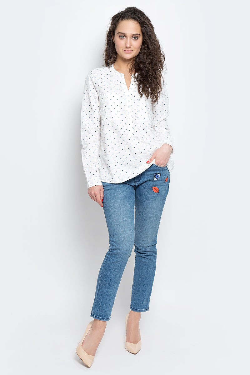Блузка2033032.00.71_8005 Блузка2033032.00.71_8005Женская блуза Tom Tailor Denim с длинными рукавами и V-образным вырезом горловины выполнена из натурального хлопка. Блузка имеет свободный удлиненный крой, дополнена двумя нагрудными карманами. Манжеты рукавов застегиваются на пуговицы. Модель оформлена контрастным принтом в горох.