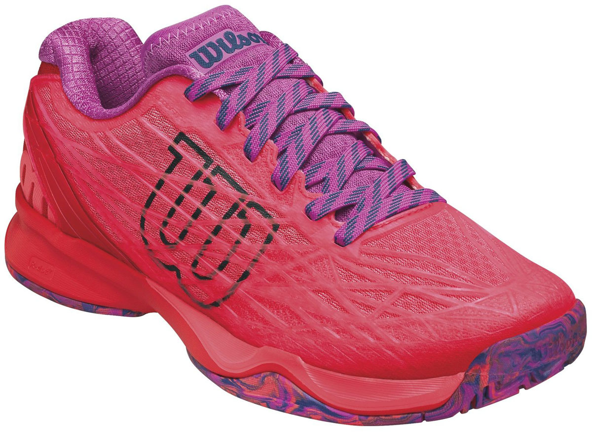 КроссовкиWRS322510 КроссовкиWRS322510Женские кроссовки для тенниса Kaos Womens All Court от Wilson - легкая и комфортная модель для быстрых и атакующих спортсменов всех возрастов. Кроссовки создают законченный образ с одеждой бренда Wilson. Верх модели выполнен из искусственной кожи со вставками из дышащего текстиля и оформлен названием и логотипом бренда. Классическая шнуровка гарантирует удобство и надежно фиксирует модель на ноге. Технология EndoFit создает идеальный обхват и посадку по ноге. Технология 2D-F.S для устойчивости и стабильности при боковых движениях; шасси Pro-Torque Chassis LT в верхней части подошвы контролирует поверхности при небольшом весе обуви. Технология Dynamic Fit-Dfz дает отличный контакт с кортом. Химически активные вещества R-DST в пяточной части для максимальной амортизации. Технология Duralast для лучшего сцепления с поверхностью корта. Съемная стелька EVA с внешней текстильной поверхностью обеспечивает комфорт во время пребывания на улице. Антибактериальная пропитка...