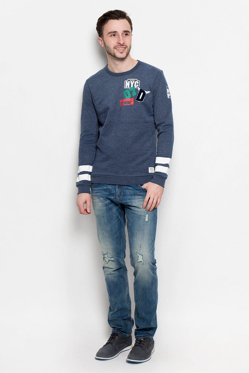 Свитшот2531006.00.12_2607 Свитшот2531006.00.12_2607Мужской свитшот Tom Tailor Denim с длинными рукавами и круглым вырезом горловины имеет свободный крой. Свитшот изготовлен из хлопка с добавлением полиэстера. Изнаночная сторона имеет начес. Низ и рукава изделия дополнены широкими эластичными манжетами. Свитшот украшен контрастными полосками на рукавах, небольшим принтом на груди и объемной нашивкой в виде буквы D.