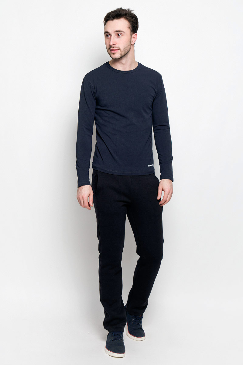 ЛонгсливR0416T38 ЛонгсливR0416T38Мужской лонгслив Rocawear с круглым вырезом горловины и длинными рукавами изготовлен из эластичного хлопка. Лонгслив превосходно тянется и отлично сидит по фигуре. Модель украшена небольшим принтом с логотипом бренда снизу.