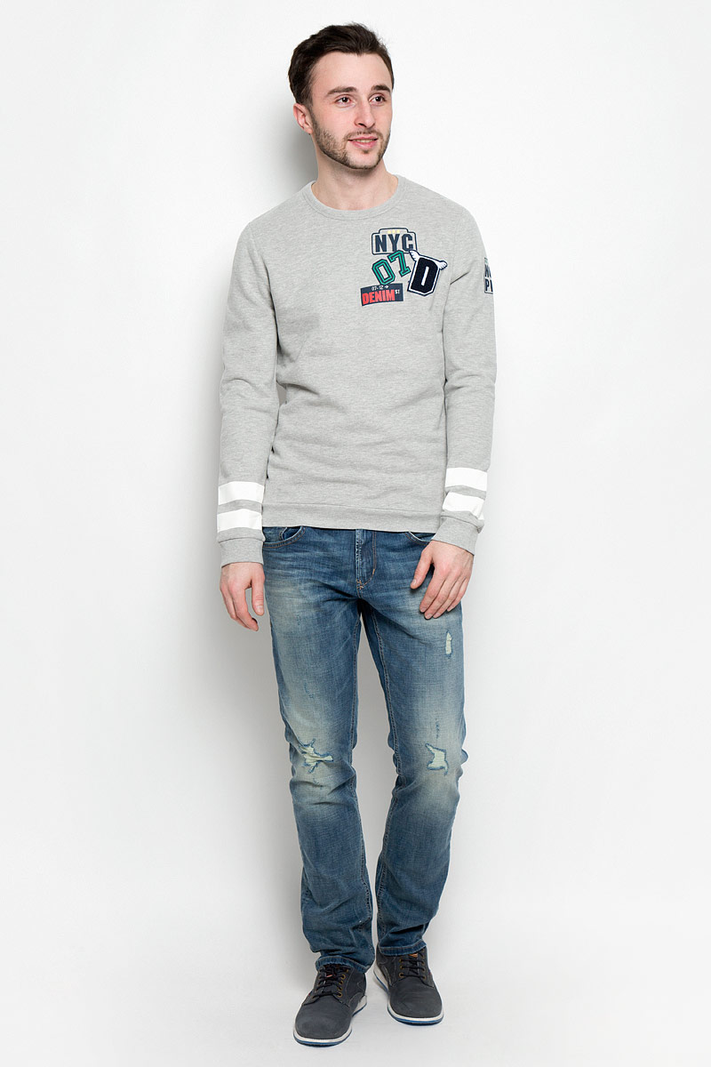 Свитшот2531006.00.12_2607 Свитшот2531006.00.12_2607Мужской свитшот Tom Tailor Denim с длинными рукавами и круглым вырезом горловины имеет свободный крой. Свитшот изготовлен из хлопка с добавлением полиэстера. Изнаночная сторона имеет начес. Низ и рукава изделия дополнены широкими эластичными манжетами. Свитшот украшен контрастными полосками на рукавах, небольшим принтом на груди и объемной нашивкой в виде буквы D.