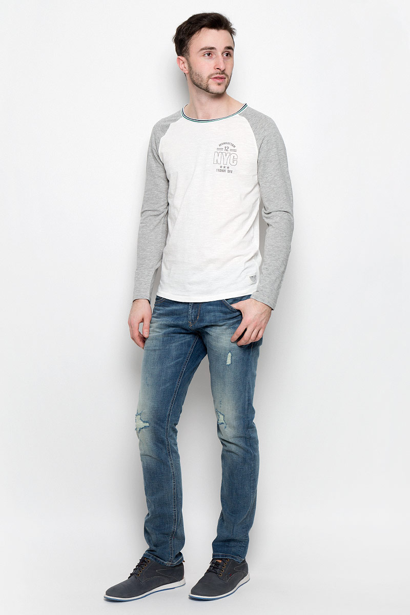 Лонгслив1037088.00.12_2607 Лонгслив1037088.00.12_2607Мужской лонгслив Tom Tailor Denim изготовлен из натурального хлопка. Материал изделия очень мягкий и приятный на ощупь, не сковывает движения. Модель с круглым вырезом горловины и длинными рукавами-реглан оформлена спереди оригинальным принтом. Вырез горловины дополнен оригинальной окантовкой.