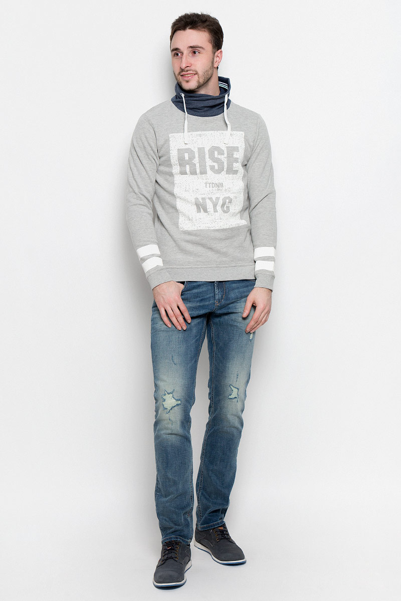 Свитшот2531007.00.12_2607 Свитшот2531007.00.12_2607Мужской свитшот Tom Tailor Denim с длинными рукавами и воротником-стойкой имеет свободный крой. Свитшот изготовлен из хлопка с добавлением вискозы. Изнаночная сторона изделия имеет начес. Воротник изделия имеет имитацию запаха спереди, дополнен внутренним шнурком-кулиской. Свитшот украшен принтом с крупной надписью на английском языке.