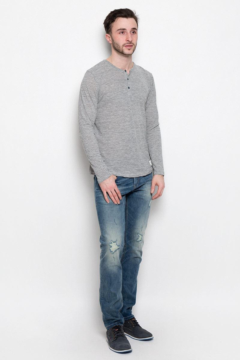 Футболка1037085.00.12_2607 Футболка1037085.00.12_2607Мужской лонгслив Tom Tailor Denim с круглым вырезом горловины и длинными рукавами изготовлен из полиэстера с добавлением хлопка. Лонгслив застегивается на пуговицы на груди. Модель оформлена принтом в узкую полоску.