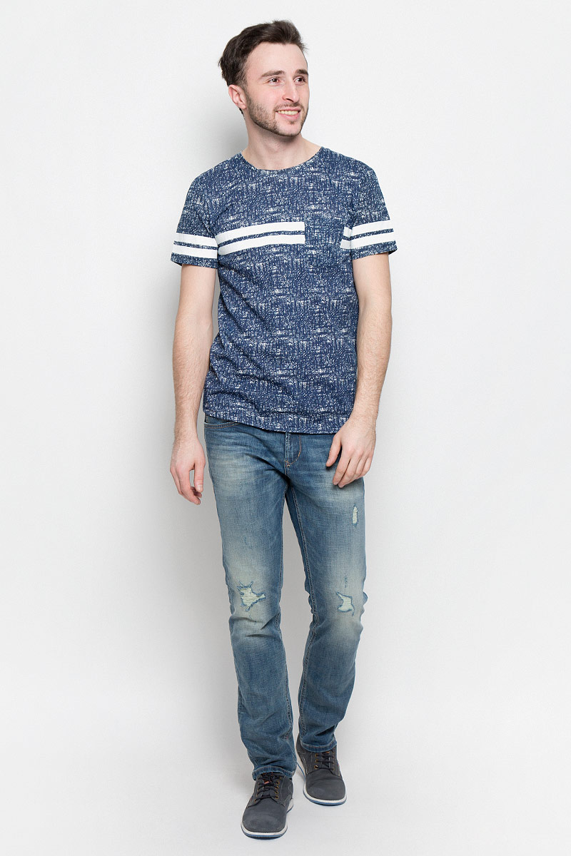 Футболка1037079.00.12_2132 Футболка1037079.00.12_2132Мужская футболка Tom Tailor Denim с короткими рукавами и круглым вырезом горловины выполнена из натурального хлопка. Футболка украшена контрастным принтом с широкими полосками и мелкими штрихами. На груди расположен накладной открытый карман.