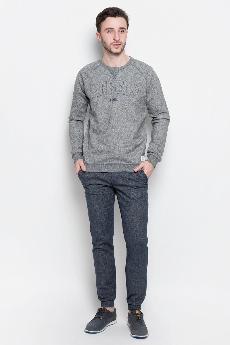 Свитшот2531009.00.12_2607 Свитшот2531009.00.12_2607Мужской свитшот Tom Tailor Denim с длинными рукавами-реглан и круглым вырезом горловины имеет свободный крой. Свитшот изготовлен из натурального хлопка. Модель оформлена объемной надписью Rebels спереди. Горловина, низ и рукава изделия дополнены трикотажными резинками.