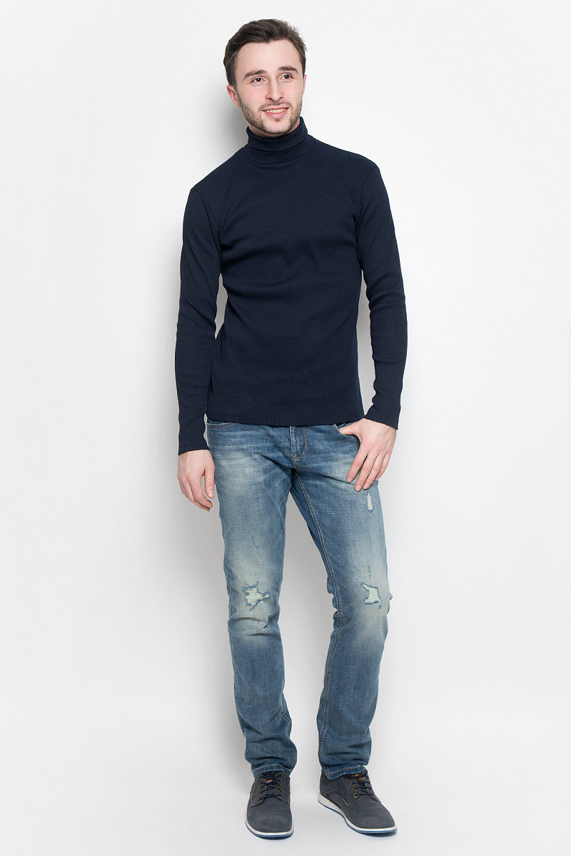 ВодолазкаR0416S44 ВодолазкаR0416S44Мужская водолазка Rocawear с длинными рукавами и воротником-гольф выполнена из эластичного хлопка. Изделие связано мелкой резинкой, благодаря чему великолепно тянется и превосходно садится по фигуре.