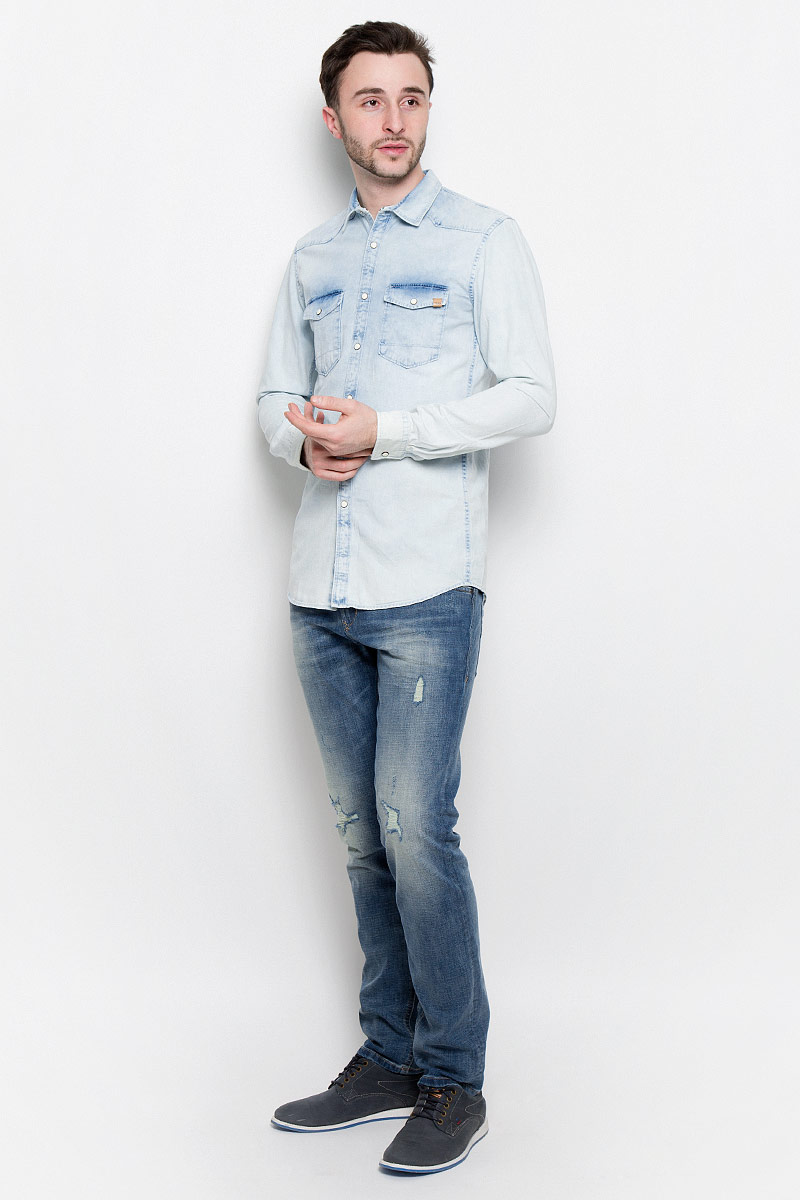Рубашка2033024.00.12_1050 Рубашка2033024.00.12_1050Мужская рубашка Tom Tailor Denim выполнена из высококачественного тонкого хлопкового денима. Рубашка с длинными рукавами и отложным воротником застегивается на металлические кнопки спереди. Манжеты рукавов также застегиваются на кнопки. Рубашка имеет контрастную отстрочку. На груди расположены два накладных кармана с клапанами на кнопках.