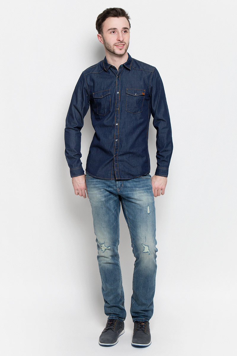 Рубашка2033024.00.12_1050 Рубашка2033024.00.12_1050Мужская рубашка Tom Tailor Denim выполнена из высококачественного тонкого хлопкового денима. Рубашка с длинными рукавами и отложным воротником застегивается на металлические кнопки спереди. Манжеты рукавов также застегиваются на кнопки. Рубашка имеет контрастную отстрочку. На груди расположены два накладных кармана с клапанами на кнопках.