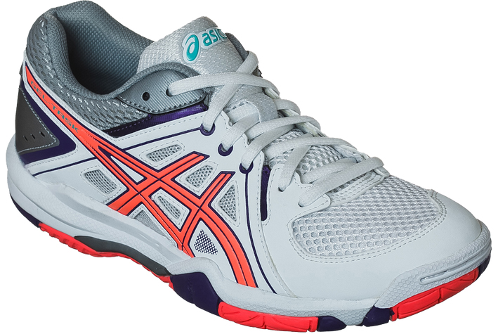 КроссовкиB555Y-0147 КроссовкиB555Y-0147Женские кроссовки Asics Gel-Task - это удобная обувь для зальных видов спорта. Модель выполнена из комбинации сетчатого текстиля и легкой искусственной кожи. Подъем оформлен классической шнуровкой, которая надежно фиксирует обувь на ноге и регулирует объем. Стелька, идеально подстраивающаяся под анатомические контуры стопы, изготовлена из ЭВА материала с верхним покрытием из текстиля. Подкладка из текстиля обеспечит уют. Вставка из термостойкого геля на силиконовой основе значительно уменьшает нагрузку на пятку, колени и позвоночник спортсменки, снижая возможность получения травмы. По бокам кроссовки декорированы оригинальным принтом. Язычок и задник дополнены символикой бренда. Колодка California предназначена для стабильности и комфорта. Система Trusstic - обеспечивает стабильность и, в комбинации с формованной средней подошвой, предотвращает скручивание. Износостойкая подошва оснащена рифлением.
