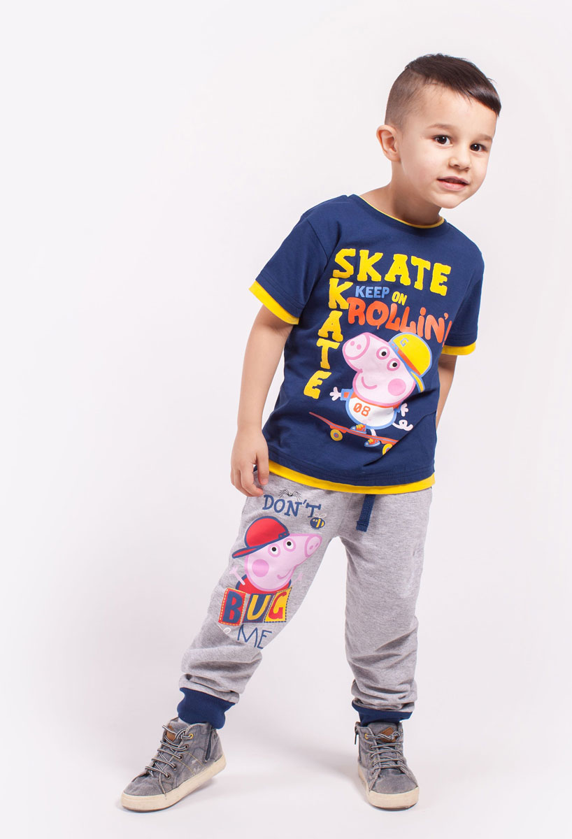 ФутболкаZB 02290-B1 ФутболкаZB 02290-B1Футболка для мальчика Peppa Pig от Free Age выполнена из плотной хлопковой ткани. Модель с круглым вырезом горловины и стандартными короткими рукавами. Спереди изделие декорировано ярким принтом.