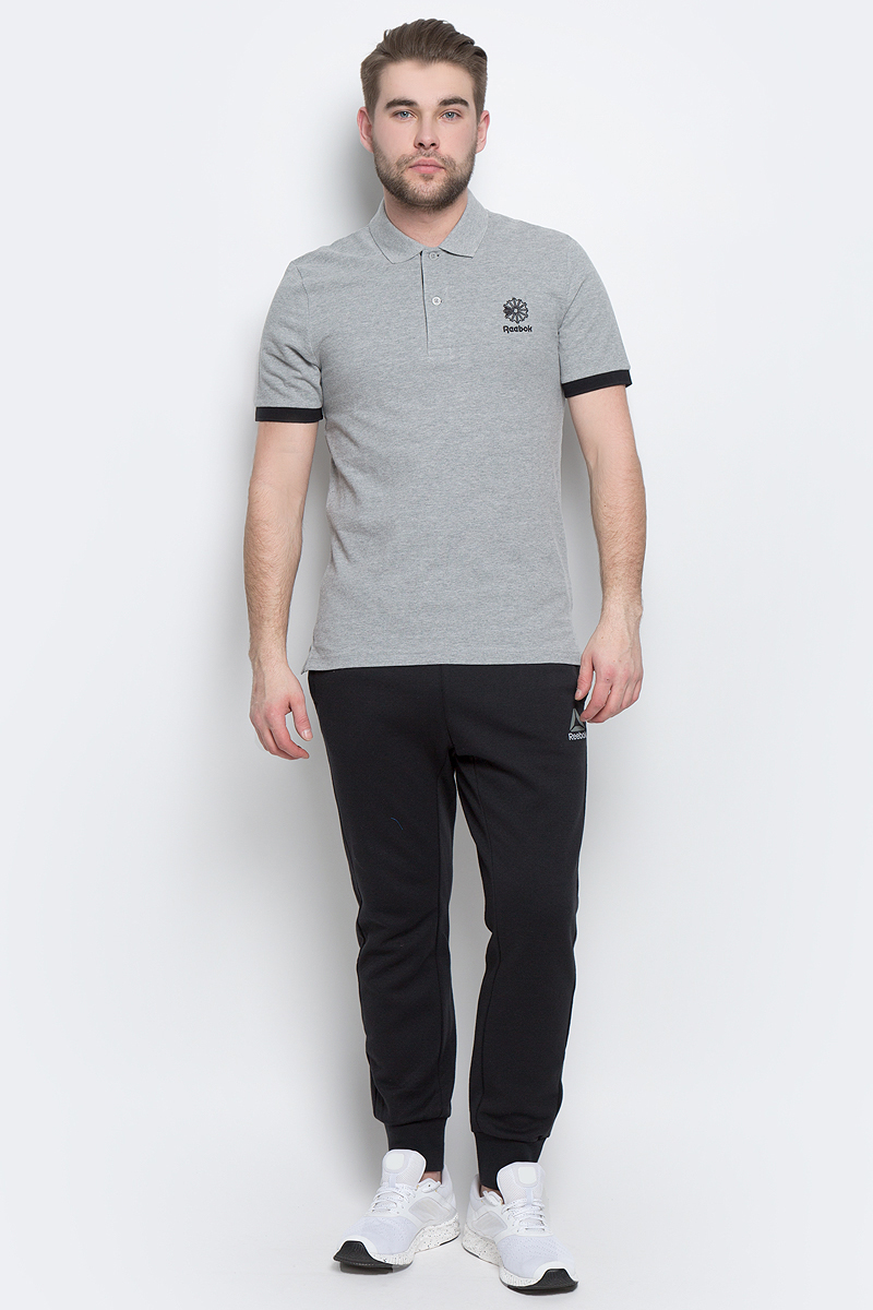 ПолоBK515 ПолоBK515Мужское поло Reebok F Polo изготовлено из натурального хлопка. Модель с короткими рукавами и отложным воротником застегивается спереди на две пуговицы. Передняя часть декорирована оригинальной вышивкой. Манжеты рукавов дополнены трикотажными резинками контрастного цвета. По бокам поло дополнено небольшими разрезами. Спинка слегка длиннее передней части поло. Стильное и современное оформление этой модели заметно подчеркнет вашу индивидуальность.