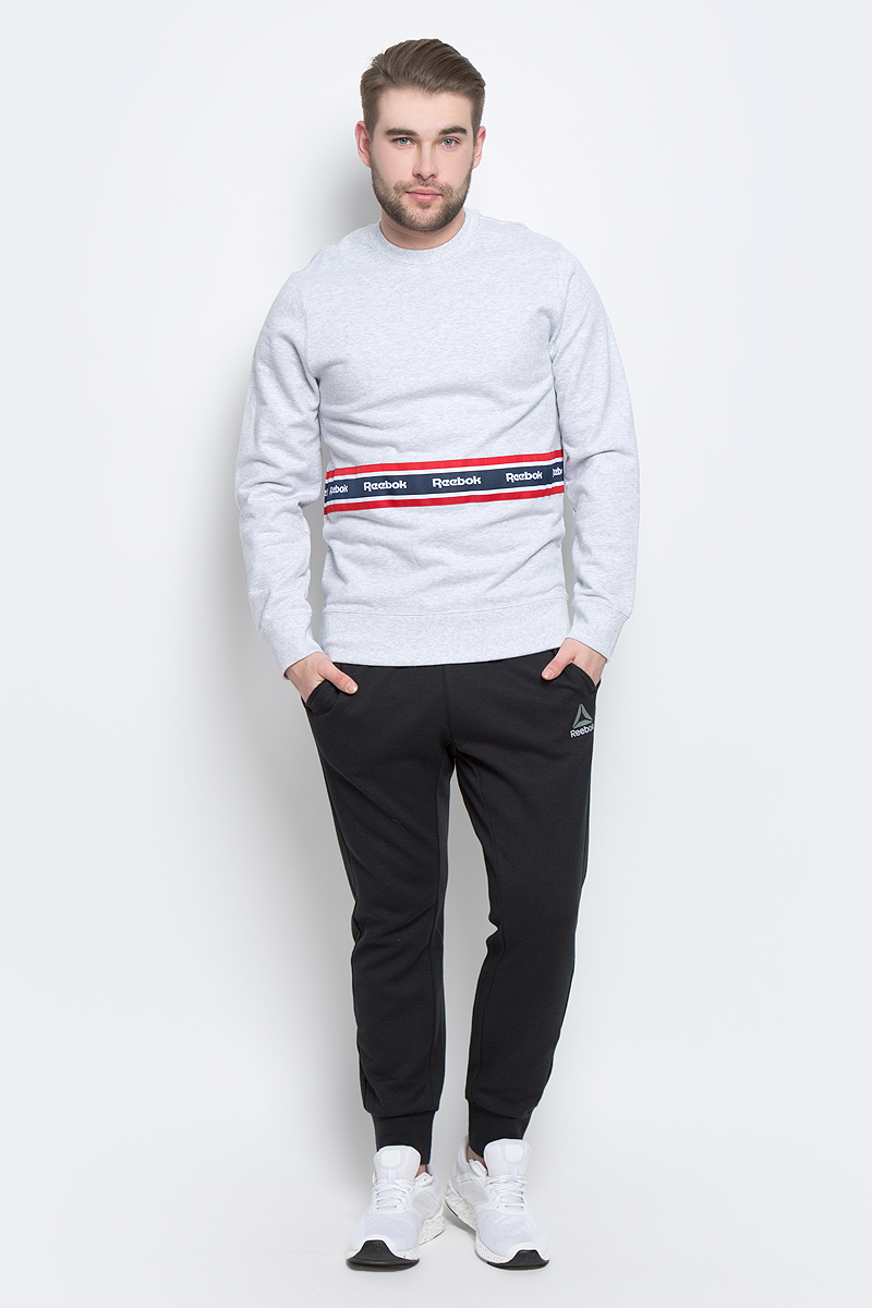 СвитшотBK3803 СвитшотBK3803Мужской свитшот Reebok Wor F Taped Crewneck, выполненный из натурального хлопка, идеально подойдет для повседневной носки и занятий спортом. Свитшот с круглым вырезом горловины и длинными рукавами оформлен нашивкой с полосами и надписями Reebok. На рукавах предусмотрены широкие манжеты. Низ изделия дополнен трикотажной резинкой.