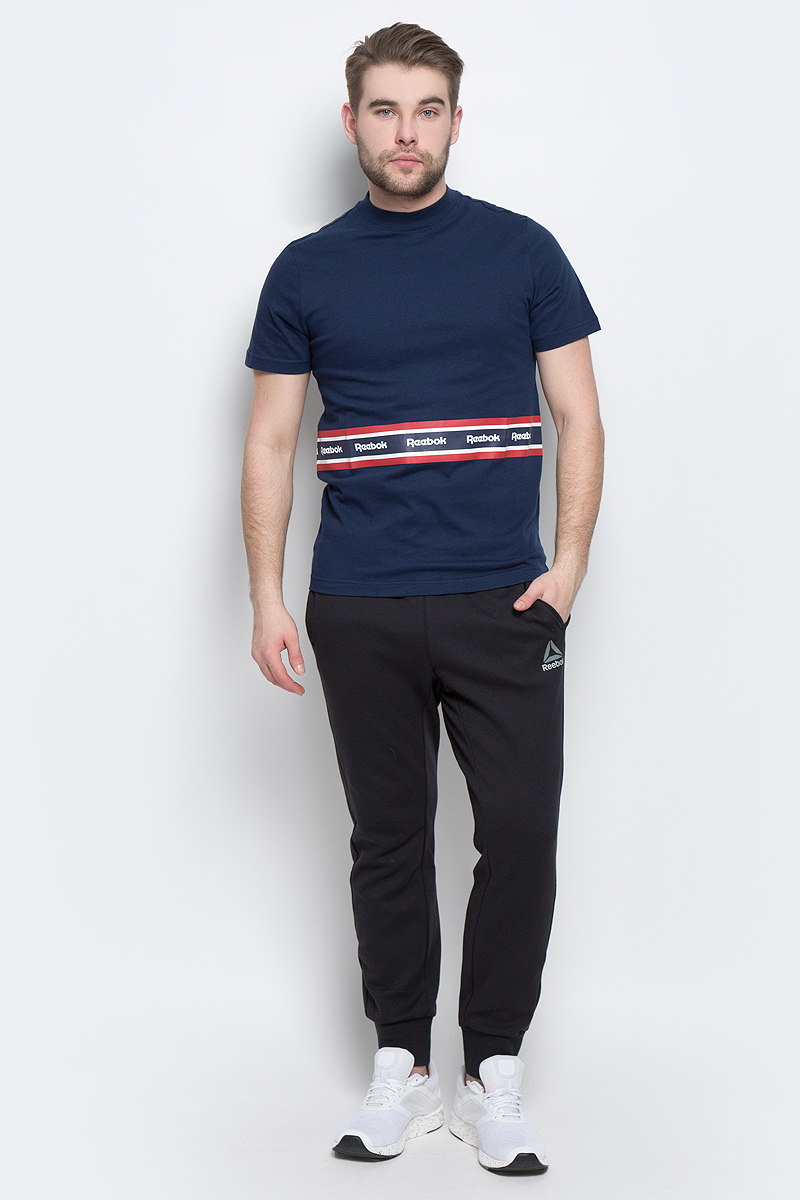 ФутболкаBK3806 ФутболкаBK3806Мужская футболка Reebok F Printed Tape Tee изготовлена из натурального хлопка. Модель с круглым воротником и короткими рукавами. Однотонная футболка декорирована принтом с контрастными полосами и названием бренда.