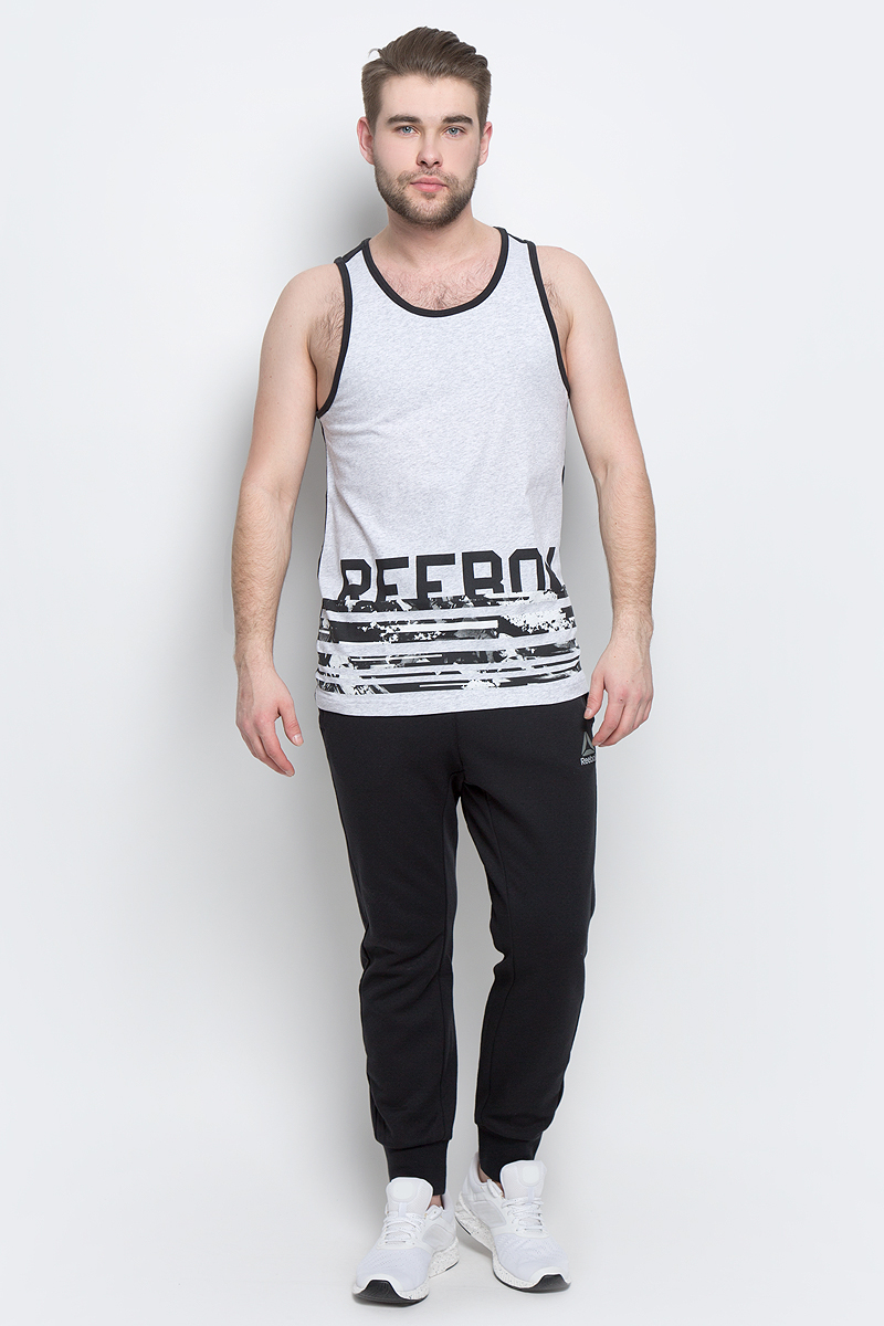МайкаBK4699 МайкаBK4699Стильная мужская майка Reebok Wor C Tank изготовлена из натурального хлопка с добавлением полиэстера. Широкий круглый ворот не стесняет движений во время занятий спортом. Передняя часть декорирована принтом с названием бренда. Текстильное полотно на спинке модели выполнено оригинальной вязкой с рисунком.