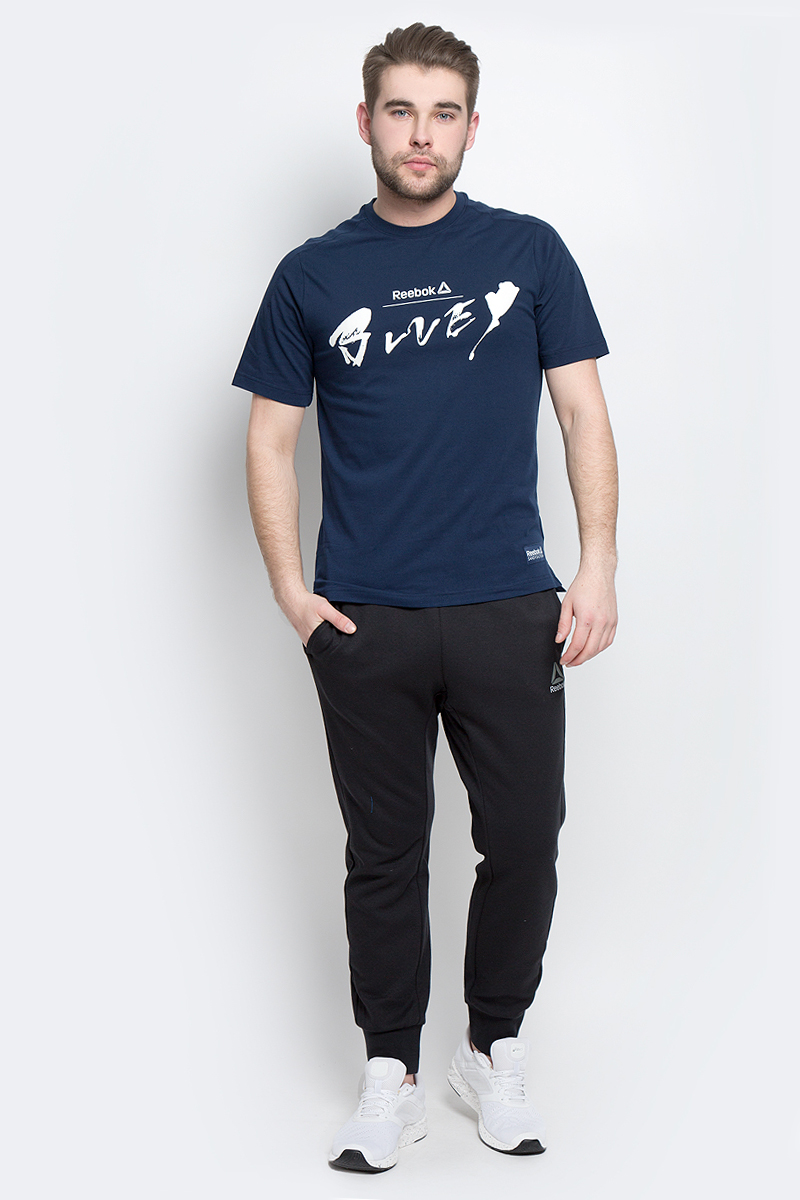 ФутболкаBK6558 ФутболкаBK6558Мужская футболка Reebok El Lths Bluey Colla изготовлена из натурального хлопка с добавлением полиэстера и эластана. Модель с круглым воротником и короткими рукавами. Однотонная футболка декорирована принтом и нашивкой с названием бренда. По бокам модель дополнена небольшими разрезами. Спинка слегка длиннее передней части футболки.