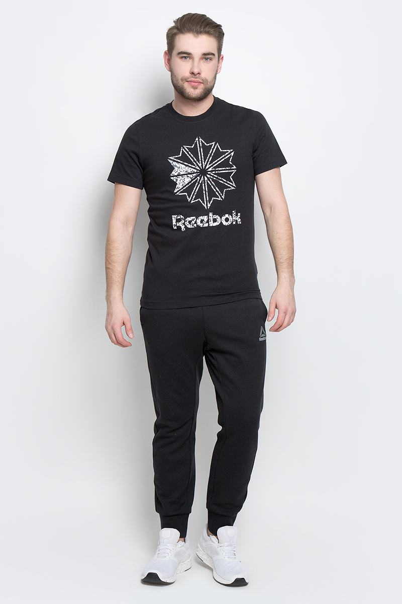 ФутболкаBK4177 ФутболкаBK4177Мужская футболка Reebok F Large Starcrest P изготовлена из натурального хлопка. Модель с круглым воротником и короткими рукавами. Однотонная футболка спереди декорирована принтом с оригинальным рисунком и названием бренда.