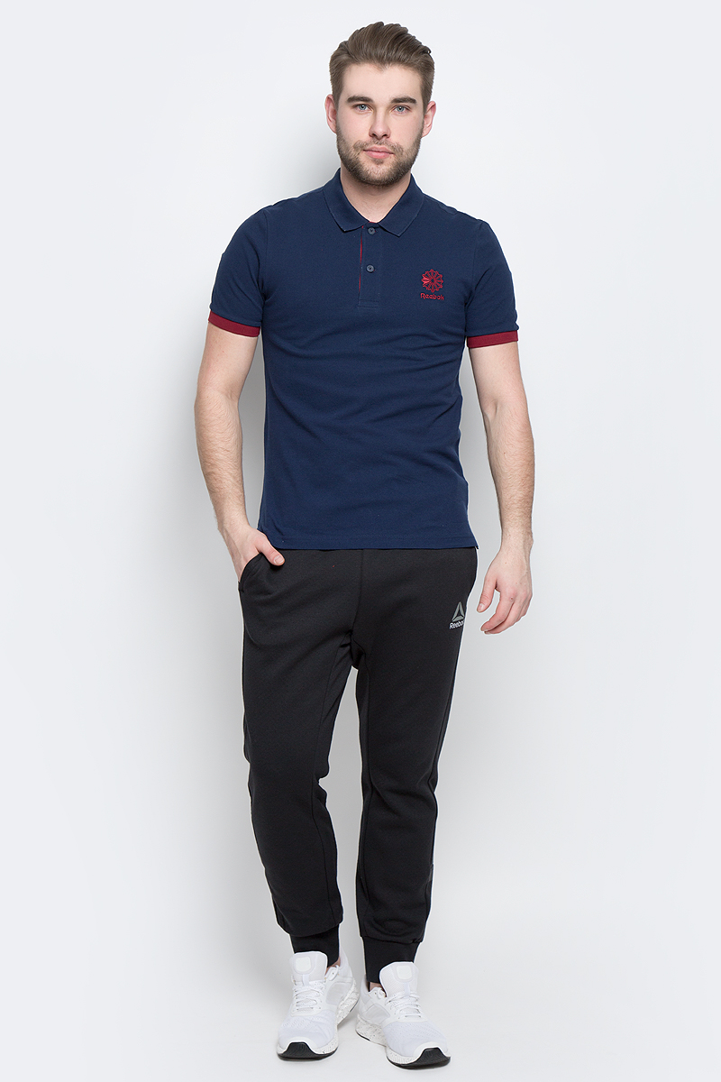 ПолоBK5150 ПолоBK5150Мужское поло Reebok F Polo изготовлено из натурального хлопка. Модель с короткими рукавами и отложным воротником застегивается спереди на две пуговицы. Передняя часть декорирована оригинальной вышивкой. Манжеты рукавов дополнены трикотажными резинками контрастного цвета. По бокам поло дополнено небольшими разрезами. Спинка слегка длиннее передней части поло. Стильное и современное оформление этой модели заметно подчеркнет вашу индивидуальность.