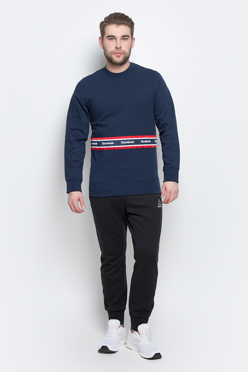 СвитшотBK3803 СвитшотBK3803Мужской свитшот Reebok Wor F Taped Crewneck, выполненный из натурального хлопка, идеально подойдет для повседневной носки и занятий спортом. Свитшот с круглым вырезом горловины и длинными рукавами оформлен нашивкой с полосами и надписями Reebok. На рукавах предусмотрены широкие манжеты. Низ изделия дополнен трикотажной резинкой.