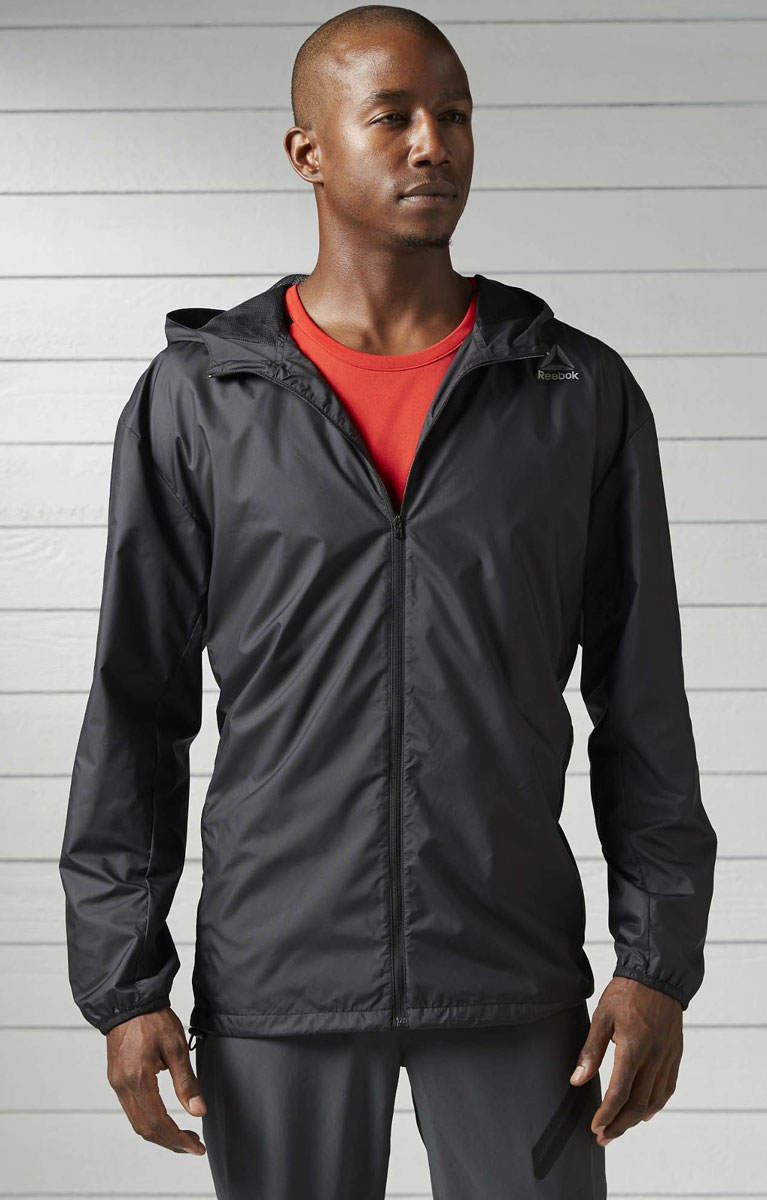 ВетровкаBK3111 ВетровкаBK3111Мужская ветровка для фитнеса Reebok Wor Wv Jacket выполнена из 100% полиэстера. Модель с несъемным капюшоном по всей длине застегивается на застежку-молнию. По бокам изделие дополнено карманами на застежках-молниях. Капюшон и низ изделия регулируется при помощи эластичного шнурка со стопперами. Легкая и эффектная ветровка отлично сохраняет тепло, а технология Speedwick отводит влагу с поверхности тела для комфортной тренировки или пробежки. Модель оснащена светоотражающими элементами.