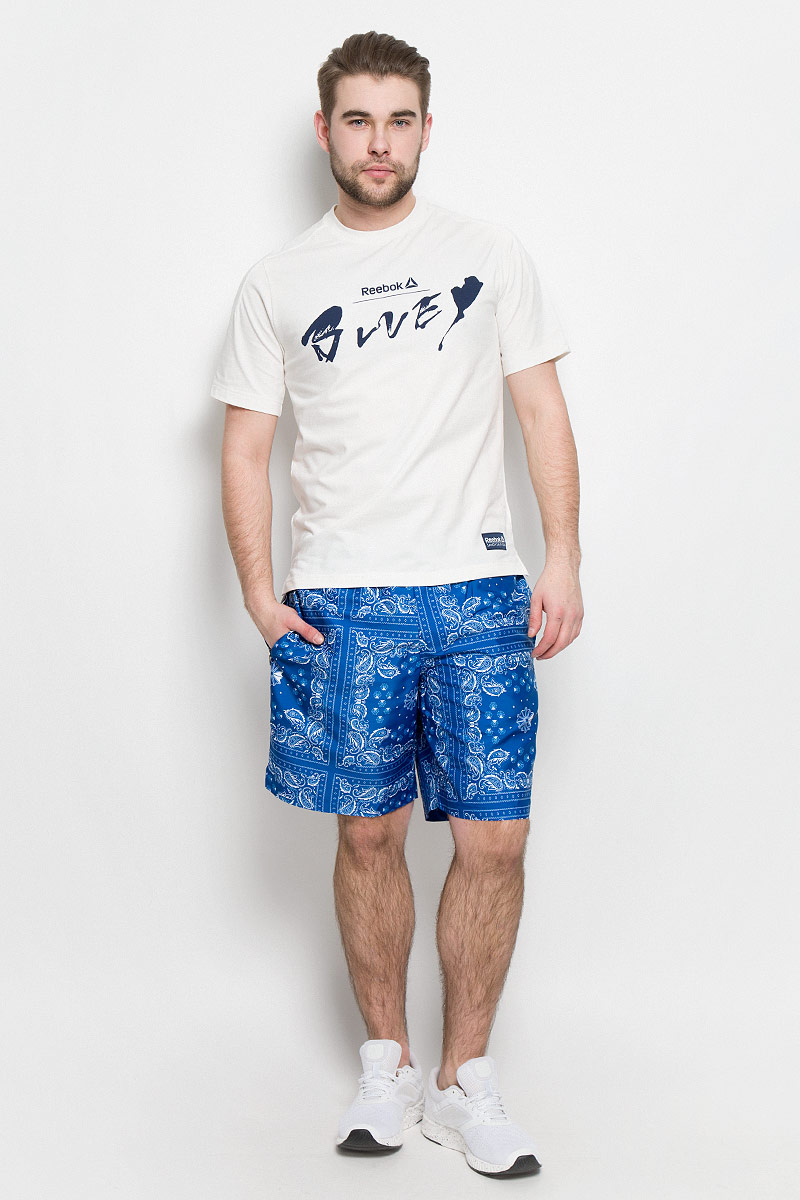ФутболкаBK6558 ФутболкаBK6558Мужская футболка Reebok El Lths Bluey Colla изготовлена из натурального хлопка с добавлением полиэстера и эластана. Модель с круглым воротом и короткими рукавами. Однотонная футболка декорирована принтом и нашивкой с названием бренда. По бокам модель дополнена небольшими разрезами. Спинка слегка длиннее передней части футболки.