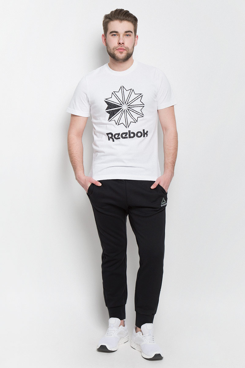Брюки спортивныеBK4732 Брюки спортивныеBK4732Мягкие спортивные брюки Reebok Wor C Graphic Track изготовлены из натурального хлопка с добавлением полиэстера. Брюки дополнены широкой эластичной резинкой на поясе. Объем талии регулируется при помощи шнурка-кулиски. Брюки оснащены двумя втачными карманами спереди и светоотражающими элементами. Низ брючин дополнен широкими манжетами.