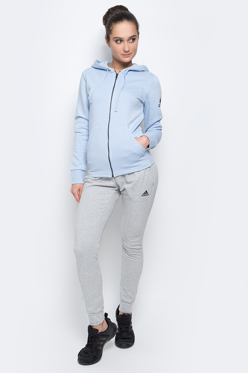 ТолстовкаB47311 ТолстовкаB47311Женская спортивная толстовка adidas Ess Solid Fz Hd изготовлена из хлопка с добавлением полиэстера. Модель с длинными рукавами и капюшоном застегивается на застежку-молнию спереди. Объем капюшона регулируется при помощи шнурка-кулиски. Толстовка дополнена двумя накладными карманами спереди. Изделие оформлено контрастным принтом с логотипом бренда на рукаве. Низ и рукава толстовки дополнены эластичными манжетами.