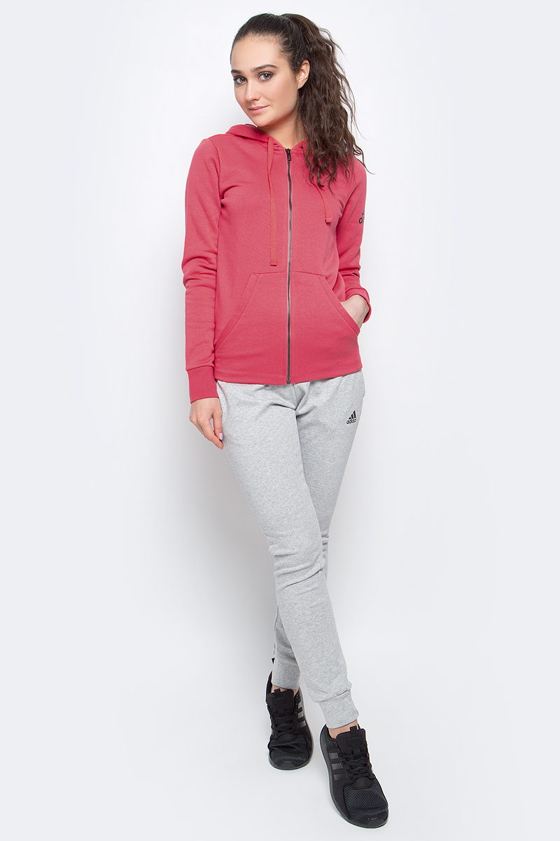 ТолстовкаB47311 ТолстовкаB47311Женская спортивная толстовка adidas Ess Solid Fz Hd изготовлена из хлопка с добавлением полиэстера. Модель с длинными рукавами и капюшоном застегивается на застежку-молнию спереди. Объем капюшона регулируется при помощи шнурка-кулиски. Толстовка дополнена двумя накладными карманами спереди. Изделие оформлено контрастным принтом с логотипом бренда на рукаве. Низ и рукава толстовки дополнены эластичными манжетами.