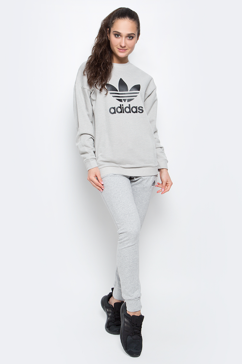 СвитшотBJ8296 СвитшотBJ8296Женский свитшот adidas Trefoil с длинными рукавами и круглым вырезом горловины имеет свободный крой. Свитшот изготовлен из хлопка с добавлением полиэстера и вискозы. Свитшот имеет оригинальную рельефную вязку. На груди расположен крупный контрастный принт с изображением логотипа adidas.