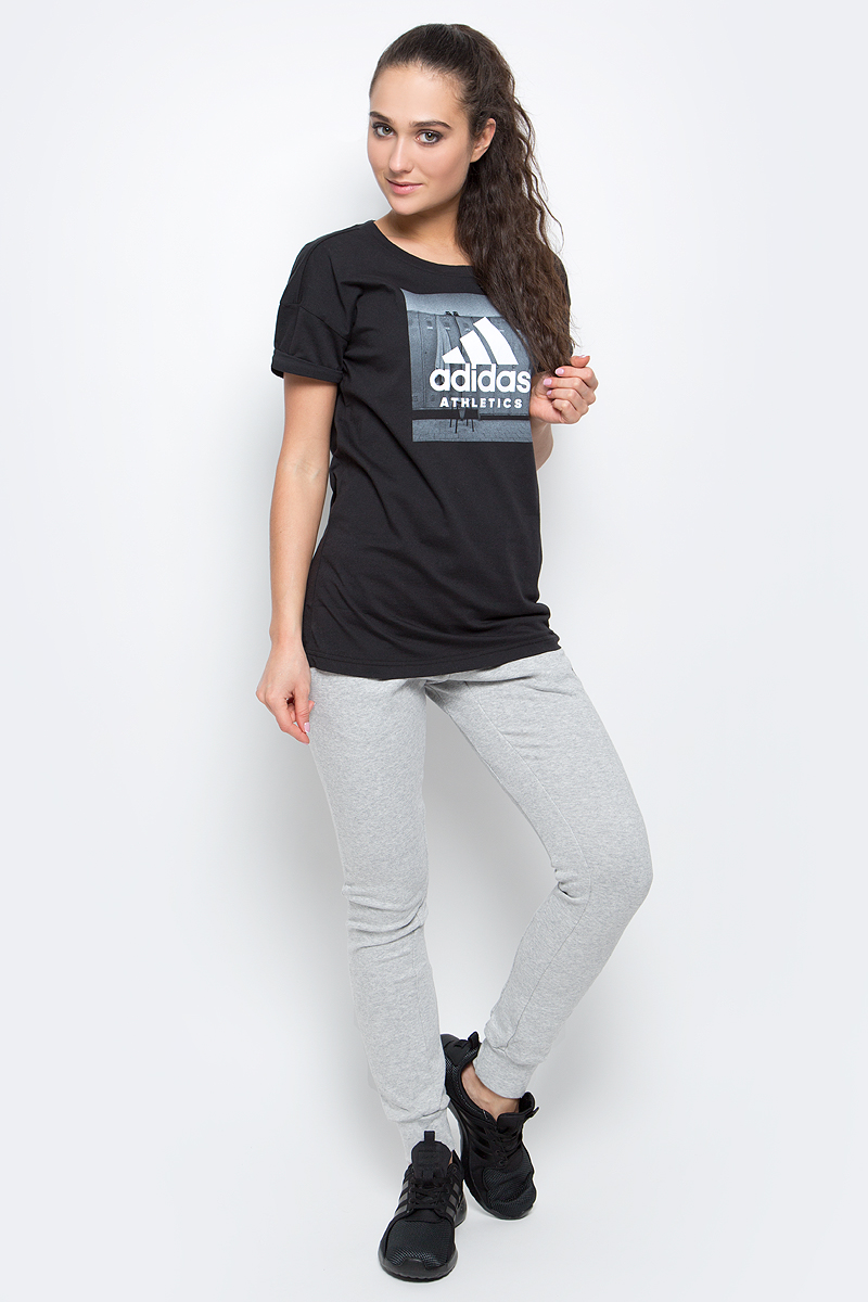ФутболкаBP8363 ФутболкаBP8363Женская футболка Category Ath от adidas выполнена из гладкого хлопкового трикотажа. Модель свободного кроя, рукава с подвернутыми манжетами в современном стиле. Изделие спереди оформлено графическим принтом.