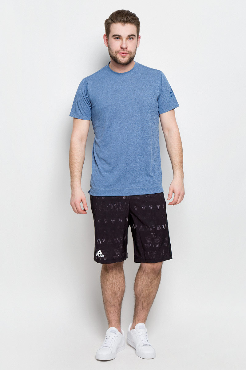 ФутболкаS98656 ФутболкаS98656Мужская футболка Adidas Freelift Chill1 изготовлена из качественного полиэстера с технологией climalite. Верхняя часть спинки с внутренней стороны дополнена специальными металлическими вкраплениями. Модель с круглой горловиной и короткими рукавами. На левом рукаве имеется принт с логотипом и названием бренда, по бокам - небольшие разрезы.