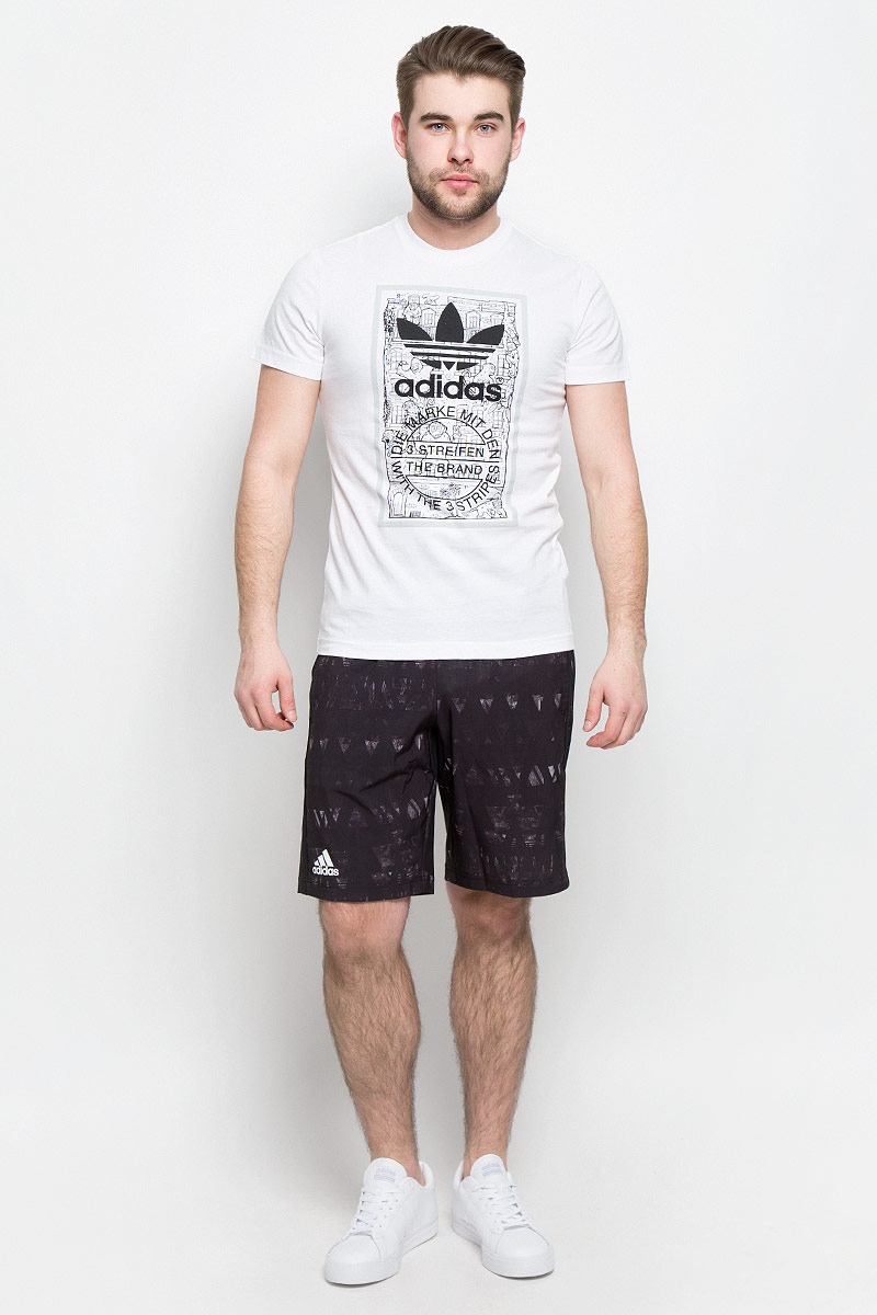 ФутболкаBP8988 ФутболкаBP8988Мужская футболка Adidas Graphic T Mthly изготовлена из качественного натурального хлопка. Модель с круглой горловиной и короткими рукавами. Принт на футболке изображает кирпичную стену дома в викторианском стиле и штамп с надписью The Brand With The 3 Stripes.