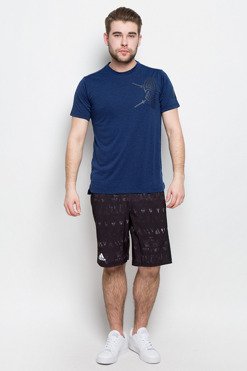 ФутболкаBK6085 ФутболкаBK6085Мужская футболка Adidas Freelift Tric изготовлена из качественного полиэстера. Модель с круглой горловиной и короткими рукавами. Футболка спереди и на левом рукаве декорирована оригинальными термопринтами. Спинка слегка удлинена, имеются небольшие боковые разрезы.