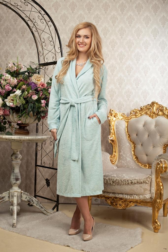 Халат486 Халат486Изящный женский халат Five Wien Home Riana средней длины изготовлен из трикотажного бамбука и полиэстера. Узор по всему изделию придает халату элегантный вид. Цветовая гамма нежных оттенков подчеркивает утонченность и создает романтическое настроение.