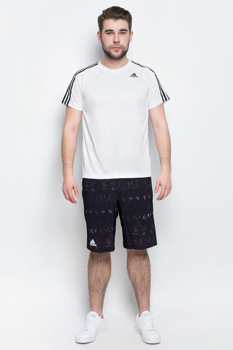 ФутболкаBK0969 ФутболкаBK0969Мужская футболка adidas D2M Tee 3S, выполненная из высококачественного полиэфира, обладает высокой воздухопроницаемостью. Ткань с технологией climalite быстро и эффективно отводит влагу с поверхности кожи, поддерживая комфортный микроклимат. Такая футболка великолепно подойдет как для повседневной носки, так и для спортивных занятий. Модель с короткими рукавами-реглан и круглым вырезом горловины украшена контрастными полосками на рукавах и небольшим принтом с логотипом бренда на груди.