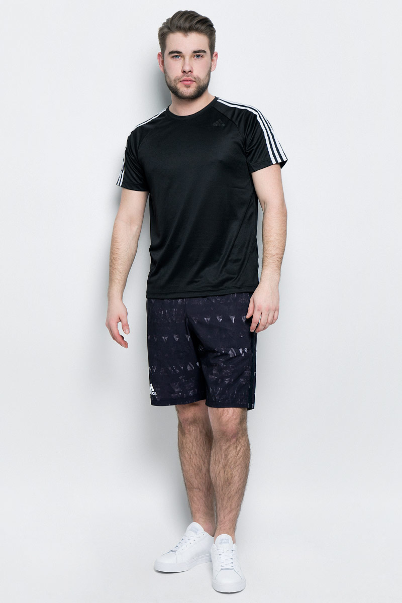 ФутболкаBK0969 ФутболкаBK0969Мужская футболка adidas D2M Tee 3S, выполненная из высококачественного полиэфира, обладает высокой воздухопроницаемостью. Ткань с технологией climalite быстро и эффективно отводит влагу с поверхности кожи, поддерживая комфортный микроклимат. Такая футболка великолепно подойдет как для повседневной носки, так и для спортивных занятий. Модель с короткими рукавами-реглан и круглым вырезом горловины украшена контрастными полосками на рукавах и небольшим принтом с логотипом бренда на груди.