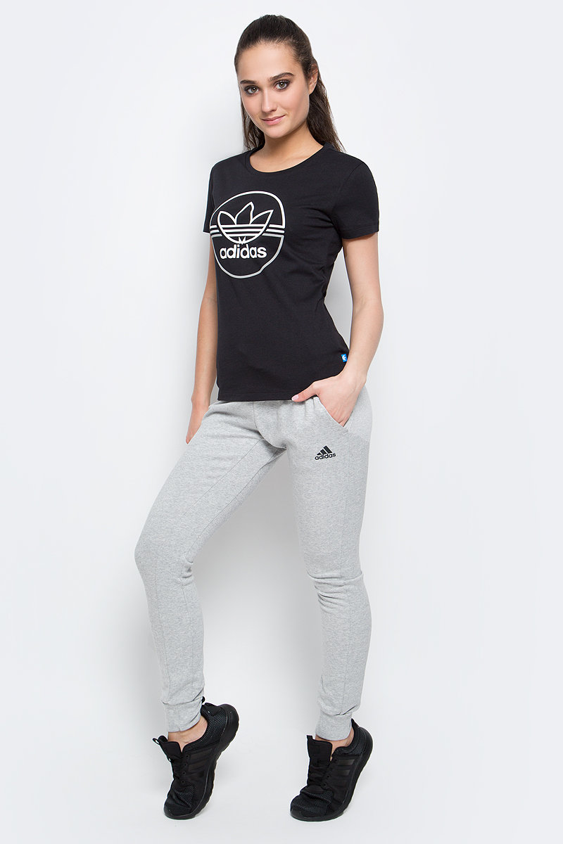ФутболкаBK2371 ФутболкаBK2371Женская футболка adidas T-Shirt изготовлена из высококачественного натурального хлопка. Модель с короткими рукавами и круглым вырезом горловины украшена контрастным принтом с изображением логотипа бренда adidas.