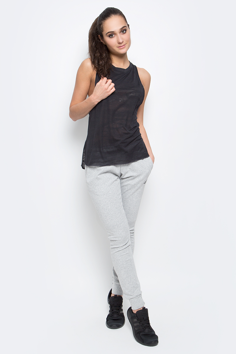 МайкаBK2636 МайкаBK2636Майка Box Tank Aerokn от adidas с укороченным фасоном и широким силуэтом обеспечивает свободу движений во время выполнения силовых упражнений. Модель из дышащей быстросохнущей ткани climalite дополнена женственной удлиненной спинкой с закругленным нижним краем и рисунком бернаут по всей поверхности.