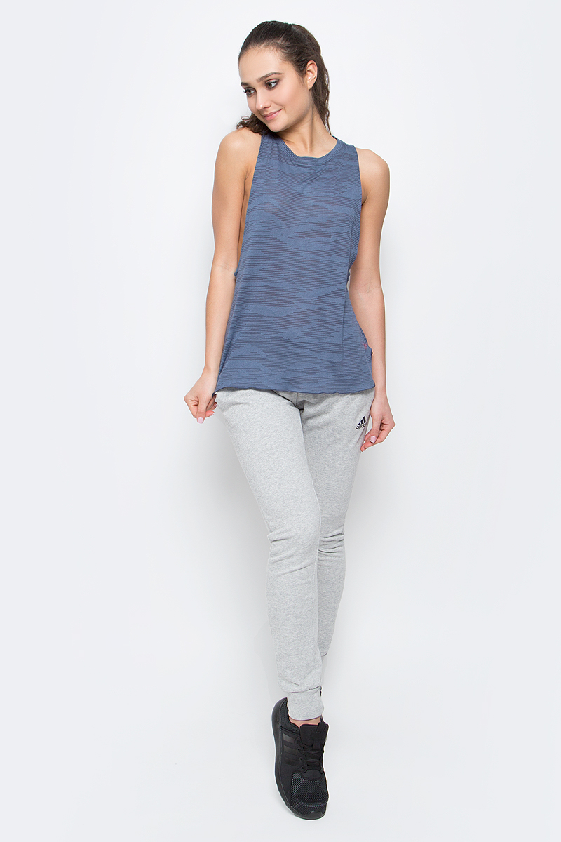 МайкаBK2636 МайкаBK2636Майка Box Tank Aerokn от adidas с укороченным фасоном и широким силуэтом обеспечивает свободу движений во время выполнения силовых упражнений. Модель из дышащей быстросохнущей ткани climalite дополнена женственной удлиненной спинкой с закругленным нижним краем и рисунком бернаут по всей поверхности.
