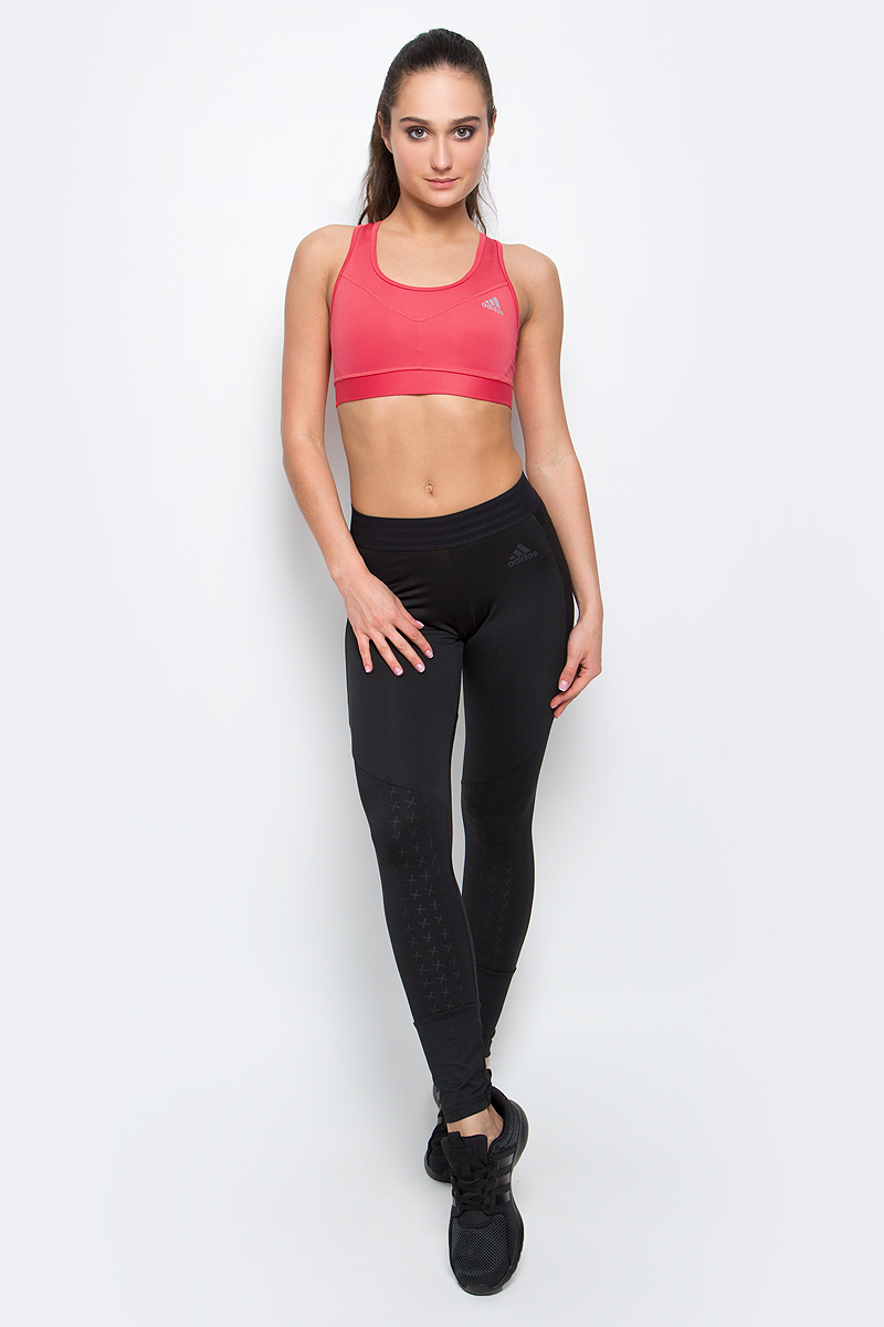 Топ-браAJ2172 Топ-браAJ2172Спортивный топ-бра adidas Performance Tf Bra Solid, выполненный из высококачественного эластичного полиэстера, обеспечивает средний уровень поддержки. Вентиляционная система Climacool отводит излишки тепла и усиливает циркуляцию воздуха. Выполнен из экологически чистых материалов. Крой с технологией Techfit фокусирует энергию мышц, обеспечивая максимальную силу отдачи, ускорение и выносливость Модель на не регулируемых по длине бретелях имеет широкий эластичный пояс, который обеспечивает бережную поддержку. Широкие бретельки и спинка-борцовка надежно фиксируют топ на плечах.